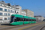 Be 4/6 Flexity 6002, auf der Linie 1, überquert am 10.02.2023 die Dreirosenbrücke.