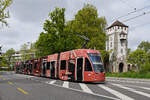 Be 6/8 Flexity 5030 mit der L'oréal Paris Werbung, auf der Linie 3, fährt am 26.04.2023 zur Haltestelle St.