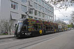 Be 6/8 Flexity 5023 mit der Werbung für die Dreiländer Galerie, auf der Linie 8, bedient am 21.04.2023 die Haltestelle Wiesenplatz.