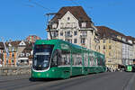 Be 6/8 Flexity 5041, auf der Linie 14, überquert am 20.02.2023 die Mittlere Rheinbrücke.