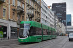 Be 4/6 Flexity 6009, auf der Linie 15, fährt am 11.04.2023 zur Haltestelle Claraplatz.