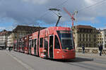 Be 6/8 Flexity 5030 mit der L'oréal Paris Werbung, überquert am 25.04.2023 die Mittlere Rheinbrücke.