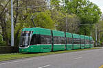 Be 6/8 5017, auf der wegen einer Grossbaustelle zwischen Hardstrasse und Pratteln umgeleiteten Linie 14, fährt am 24.04.2023 zur Haltestelle am Bahnhof SBB.