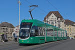 Be 6/8 Flexity 5044, auf der Linie 6, überquert am 20.02.2023 die Mittlere Rheinbrücke.