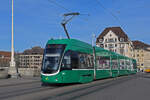 Be 6/8 Flexity 5014, auf der Linie 14, überquert am 29.01.2024 die Mittlere Rheinbrücke.