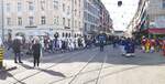 Basel BVB__Die Fasnachter übernehmen nach und nach das Regiment. Wie hier am Claraplatz alles ganz harmonisch, die Straßenbahn zuckelt hinterher ...__02-2024