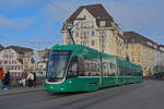 Be 6/8 Flexity 5022, auf der Linie 6, überquert am 16.12.2023 die Mittlere Rheinbrücke.