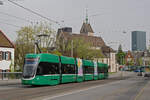 Be 6/8 Flexity 5041, auf der wegen einer Grossbaustelle am Steinenberg umgeleiteten Linie 6, überquert am 08.04.2024 die Wettsteinbrücke.