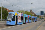 Be 6/8 Flexity 5034 mit der Werbung für Universitäres Zentrum Basel für Zahnmedizin (UZB), auf der wegen einer Grossbaustelle am Steinenberg umgeleiteten Linie 6, überquert am 15.04.2024 die Wettsteinbrücke.