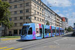 Be 6/8 Flexity 5034 mit der Werbung für Universitäres Zentrum Basel für Zahnmedizin (UZB), auf der Linie 2, fährt am 24.06.2024 bei der Haltestelle Gewerbeschule ein.