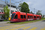 Be 4/6 Flexity 6011 mit der Werbung für die Raiffeisenbank, auf der Linie 16, bedient am 04.05.2024 die Haltestelle Hauensteinstrasse.