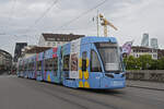 Be 6/8 Flexity 5034 mit der Werbung für Universitäres Zentrum Basel für Zahnmedizin (UZB), auf der Linie 14, überquert am 27.05.2024 die Mittlere Rheinbrücke.