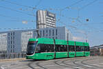 Be 4/6 Flexity 6002, auf der Linie 15, überquert am 24.06.2024 die Münchensteinerbrücke.