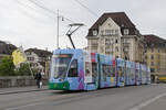 Be 6/8 Flexity 5034 mit der Werbung für Universitäres Zentrum Basel für Zahnmedizin (UZB), auf der Linie 14, überquert am 27.05.2024 die Mittlere Rheinbrücke.