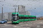 Be 6/8 Flexity 5014, auf der wegen einer Grossbaustelle zwischen Hardstrasse und Pratteln umgeleiteten Linie 14, fährt am 17.06.2024 bei der Haltestelle Münchensteinerstrasse ein.