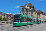 Be 6/8 Combino 307, auf der Linie 8, überquert am 08.07.2024 die Mittlere Rheinbrücke.