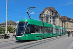 Be 6/8 Flexity 5035, auf der Linie 14, überquert am 08.07.2024 die Mittlere Rheinbrücke. Aufnahme Basel.