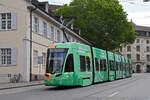 Be 6/8 Flexity 5030 mit einer Eigenwerbung für nachhaltigen und Klimaneutralen Öffentlichen Verkehr, auf der Linie 8, fährt am 27.05.2024 den Steinenberg hinunter zur Haltestelle