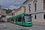 Be 6/8 Combino 312, auf der Linie 8, fährt am 22.07.2024 den Steinenberg hoch zur Haltestelle Bankverein. Aufnahme Basel.