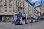 Be 6/8 Flexity 5028 mit der Werbung für die Fussball EM der Frauen 2025 in der Schweiz, auf der Linie 3, fährt am 22.07.2024 den Steinenberg huch zur Haltestelle Bankverein.