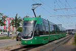 Be 6/8 Flexity 5043, auf der wegen einer Grossbaustelle zwischen Hardstrasse und Pratteln umgeleiteten Linie 14, fährt am 15.07.2024 zur Endstation M-Parc. Aufnahme Basel.