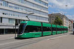 Be 6/8 Flexity 5013, auf der Linie 6, bedient am 24.06.2024 die Haltestelle Gewerbeschule. Aufnahme Basel.