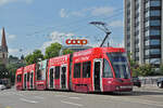 Be 4/6 Flexity 6011, auf der Linie 15, überquert am 19.08.2024 die Münchensteinerbrücke. Aufnahme Basel.