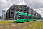 Be 6/8 Flexity 5023, auf der Linie 1, überquert am 19.08.2024 den Lothringerplatz. Aufnahme Basel.