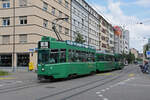 Doppeltraktion, mit dem Be 4/4 491, dem B4S 1495 und dem Be 4/4 477, auf der Linie 6, fährt am 19.08.2024 bei der Haltestelle Gewerbeschule ein. Aufnahme Basel.