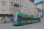 Be 6/8 Flexity 5037, auf der Linie 14, fährt am 27.07.2024 den Steinenberg hoch zur Haltestelle Bankverein.