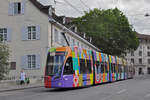 Be 6/8 Flexity 5042  Flaneur Stadt Zauber , auf der Linie 14, fährt am 22.07.2024 den Steinenberg hinunter zur Haltestelle Barfüsserplatz.