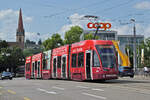 Be 4/6 6011 mit der Werbung für die Raiffeisen Bank, auf der Linie 15, überquert am 19.08.2024 die Münchensteinerbrücke.