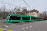 Be 6/8 Combino 324, auf der Linie 8, fährt am 21.02.2024 zur Haltestelle am Bahnhof SBB. Aufnahme Basel.