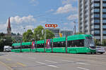 Be 6/8 Flexity 5023, auf der wegen einer Grossbaustelle zwischen Hardstrasse und Pratteln umgeleiteten Linie 14, überquert am 19.08.2024 die Münchensteinerbrücke. Aufnahme Basel.