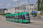 Be 6/8 Flexity 5016, auf der Linie 1, verlässt am 19.08.2024 die Haltestelle Novartis Campus. Aufnahme Basel.