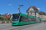 Be 6/8 Combino 312, auf der Linie 8, überquert am 08.07.2024 die Mittlere Rheinbrücke. Aufnahme Basel.