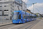 Be 6/8 Flexity 5022 mit der Werbung für die Zürich Versicherung, auf der Linie 1, bedient am 19.08.2024 die Haltestelle Novartis Campus. Aufnahme Basel.