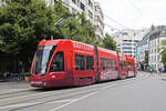 Be 4/6 Flexity 6011 mit der Werbung für die Raiffeisen Bank, auf der Linie 16, fährt am 26.08.2024 zur Haltestelle Heuwaage. Aufnahme Basel.