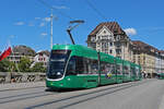 Be 6/8 Flexity 5027, auf der Linie 8, überquert am 08.07.2024 die Mittlere Rheinbrücke. Aufnahme Basel.