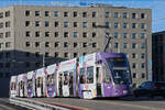 Be 6/8 Flexity 5028 mit der Werbung für die Fussball EM der Frauen 2025 in der Schweiz, auf der wegen einer Grossbaustelle zwischen Hardstrasse und Pratteln umgeleiteten Linie 14, überquert