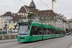 Be 6/8 Combino 312, auf der Linie 8, überquert am 26.08.2024 die Mittlere Rheinbrücke. Aufnahme Basel.