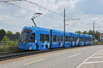 Be 6/8 Flexity 5022 mit der Werbung für die Zürich Versicherung, auf der wegen einer Grossbaustelle zwischen Hardstrasse und Pratteln umgeleiteten Linie 14, fährt am 19.08.2024 zur Haltestelle Münchensteinerstrasse. Aufnahme Basel.