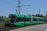 Be 6/8 Flexity 5005, auf der wegen einer Grossbaustelle zwischen Hardstrasse und Pratteln umgeleiteten Linie 14, fährt am 23.08.2024 zur Haltestelle Münchensteinerstrasse. Aufnahme Basel.