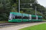 Be 6/8 Flexity 5019, auf der Linie 14, fährt am 25.09.2024 zur Haltestelle Lachmatt. Aufnahme Basel-Land.