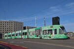 Be 6/8 Flexity 5030 mit einer Eigenwerbung für nachhaltigen und Klimaneutralen Öffentlichen Verkehr, auf der wegen einer Grossbaustelle zwischen Hardstrasse und Pratteln umgeleiteten Linie 14, überquert am 07.09.2024 die Münchensteinerbrücke. Aufnahme Basel.