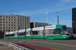 Be 6/8 Flexity 5010, auf der wegen einer Grossbaustelle zwischen Hardstrasse und Pratteln umgeleiteten Linie 14, überquert am 07.09.2024 die Münchensteinerbrücke.