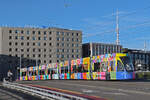 Be 6/8 Flexity 5042  Flaneur Stadt Zauber , auf der wegen einer Grossbaustelle zwischen Hardstrasse und Pratteln umgeleiteten Linie 14, überquert am 07.09.2024 die Münchensteinerbrücke.