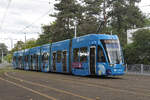 Be 6/8 Flexity 5022 mit der Werbung für die Zürich Versicherung, auf der Linie 14, fährt am 30.09.2024 zur Haltestelle St.Jakob. Aufnahme Basel.