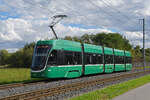 Be 4/6 Flexity 6004, auf der Linie 14, fährt am 30.09.2024 zur Haltestelle Rothausstrasse. Aufnahme Muttenz.