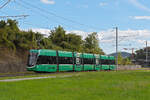 Be 6/8 Flexity 5005, auf der Linie 14, fährt am 30.09.2024 zur Haltestelle Rothausstrasse. Aufnahme Muttenz.